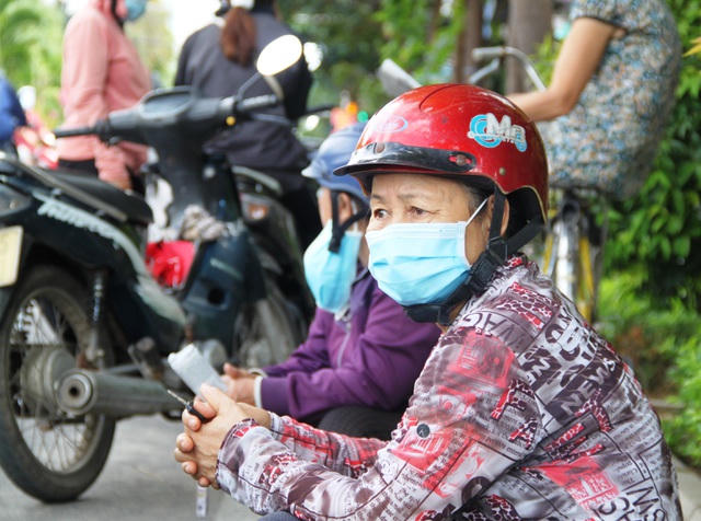 Bên ngoài một số phụ huynh ngồi tỏ vẻ lo lắng