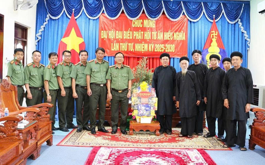Đoàn công tác chụp ảnh lưu niệm cùng Ban Trị sự Trung ương Phật hội Tứ Ân Hiếu Nghĩa