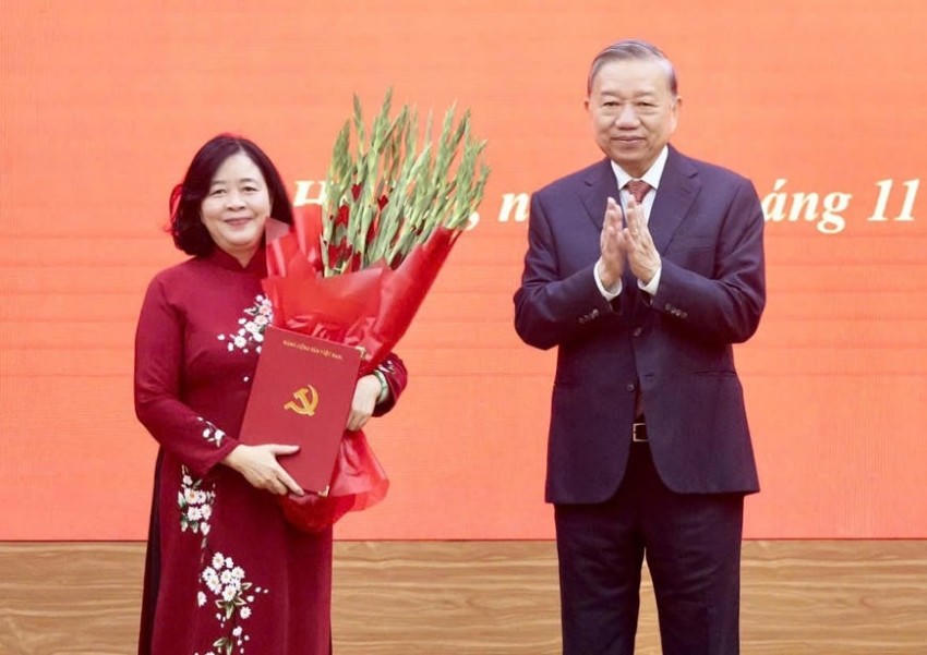 Tổng Bí thư Tô Lâm dự và trao Quyết định điều động phân công bà Bùi Thị Minh Hoài giữ chức Bí thư Đảng ủy MTTQ, các đoàn thể Trung ương. (Ảnh: QĐND).