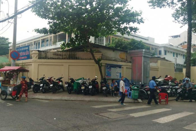 Bãi giữ xe máy ngay góc đường Hồ Xuân Hương và Nguyễn Thông chiếm hết lối đi dành cho người đi bộ