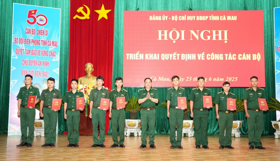 Đại tá Phạm Anh Chương - Chỉ huy trưởng BĐBP tỉnh Cà Mau, trao quyết định điều động, bổ nhiệm cán bộ chuyển công tác.
