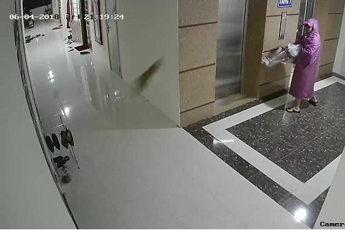 Đối tượng lạ đang ném bao phân trộn lẫn ruốc và hành tăm trước cửa phòng của PV