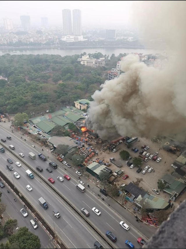 Vụ cháy nhìn từ trên cao.