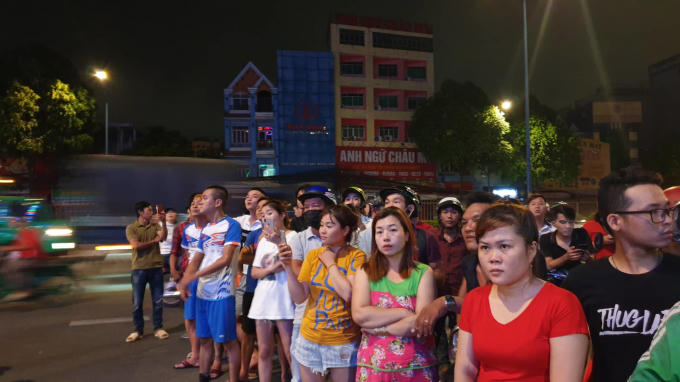 Người dân tụ tập trước quán karaoke XO xem lực lượng chức năng khám xét .