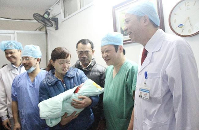 7h16', bé gái đầu tiên chào đời bằng phương pháp mang thai hộ nặng 3.6kg trong niềm hân hoan của cha mẹ và các y, bác sỹ bệnh viện Phụ sản Trung ương.