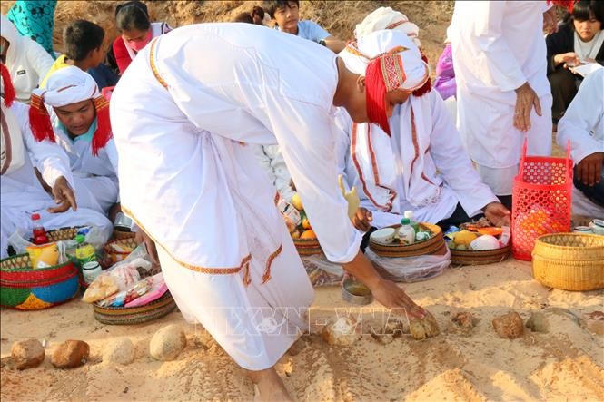 Thầy Char là người chủ lễ cúng, tưới nước lên ngôi mộ với ý nghĩa tẩy uế, làm cho người chết được mát mẻ, sạch sẽ, thanh khiết hơn. Nguyễn Thanh/TTXVN