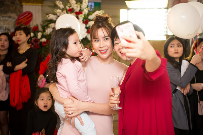 3 mẹ con Lưu Hương Giang h&oacute;a n&agrave;ng thơ nước Ph&aacute;p tại sự kiện thời trang
