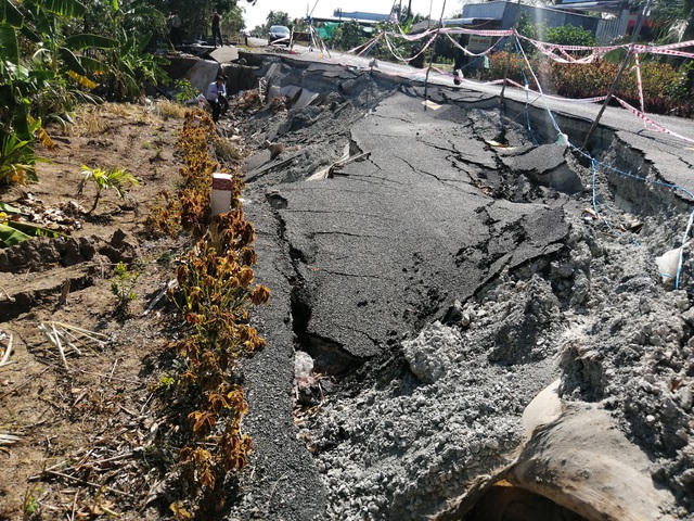 Tuyến đường Tắc Thủ - Vàm Đá Bạc (đoạn qua huyện Trần Văn Thời) bị sụt lún hết sức nghiêm trọng, với chiều dài hàng chục mét, độ sâu hơn 1,5m.