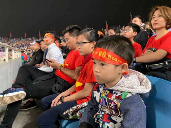 Cổ động viên nhí lo lắng trước sự tấn công như vũ bão của tuyển Thái Lan. Ảnh Phương Hữu.
