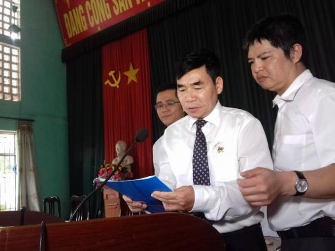 Ông Trần Văn Tuân, Phó chánh án Tòa án nhân dân Cấp cao đọc lời xin lỗi ông Hàn Đức Long.