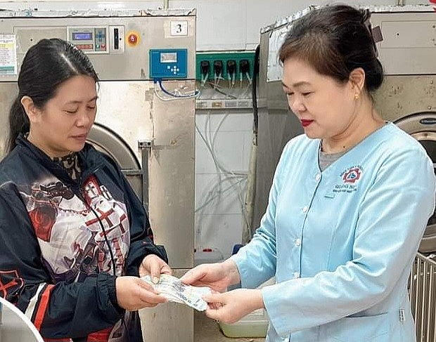 Chị Nguyễn Thị Diệp Hà trả lại 20 triệu đồng cho người nhà bệnh nhân bỏ quên tiền.