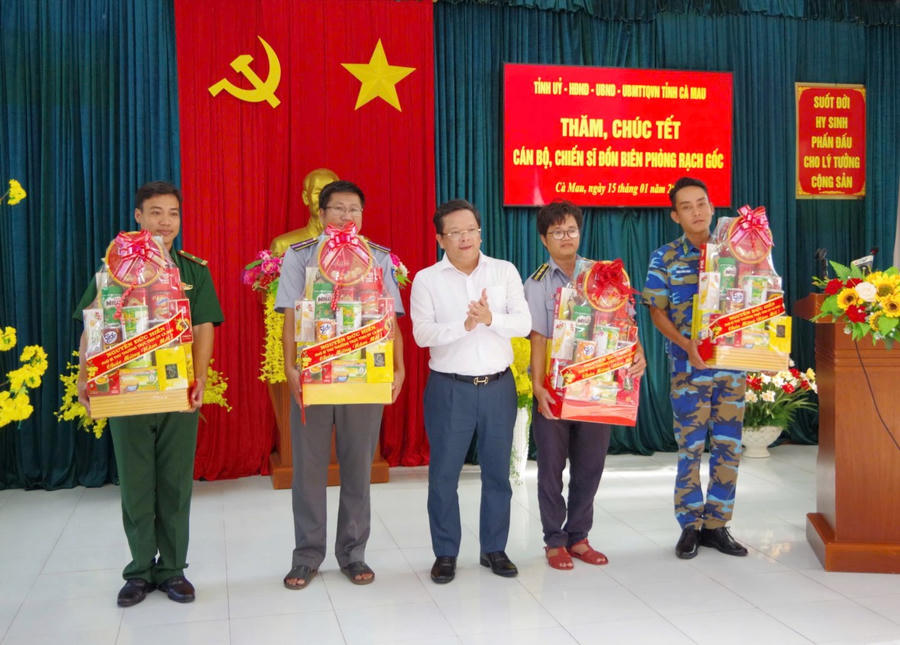 Ông Nguyễn Đức Hiển - Phó Bí thư Tỉnh ủy Cà Mau, tặng quà cho cán bộ, chiến sĩ Đồn Biên phòng Rạch Gốc và các lực lượng trên địa bàn.