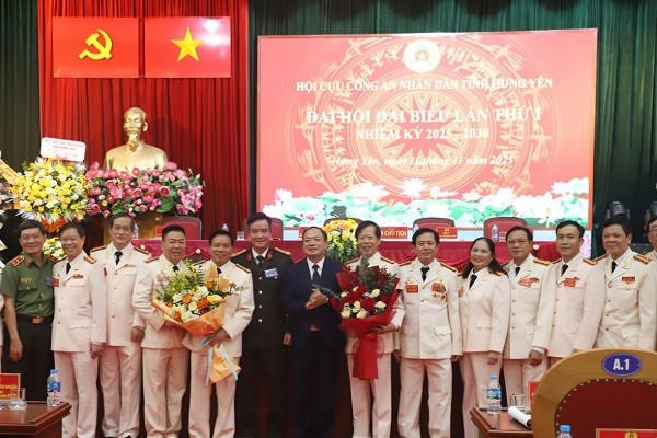 Các đại biểu tặng hoa chúc mừng Ban Chấp hành Hội Cựu CAND tỉnh Hưng Yên, nhiệm kỳ 2025 - 2030.