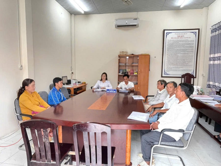 2 Thẩm phán và thư ký Tòa An Minh  thuyết phục đương sự lựa chọn hòa giải