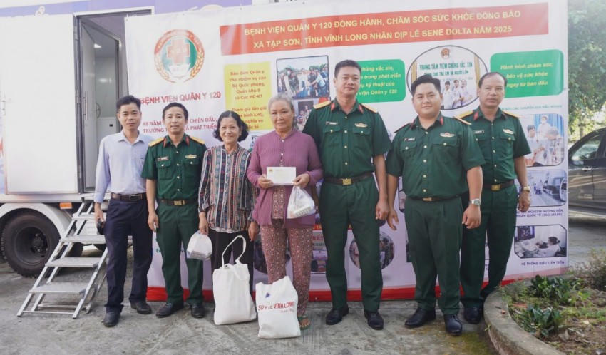 Đoàn công tác Bệnh viện Quân y 120 có 32 cán bộ, nhân viên. Ảnh: Ngọc Cường