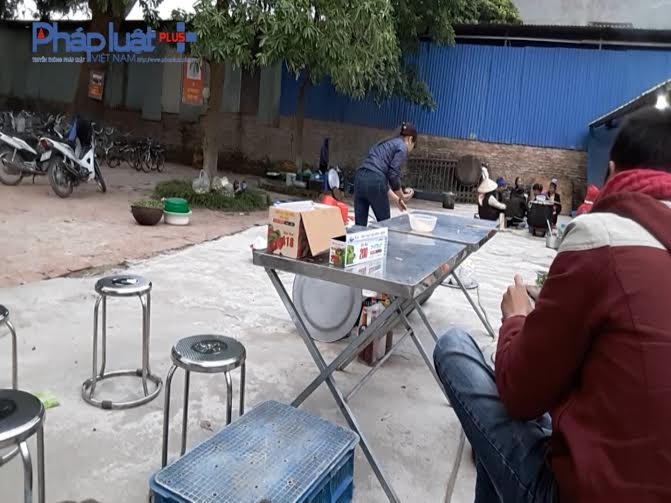 Xe của các em học sinh buộc phải chuyển sang một góc khác bởi bị đám cưới chiếm dụng.