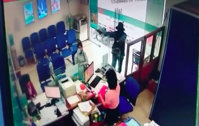 Hình ảnh ghi phạm dùng súng cướp ngân hàng ở Tiền Giang.