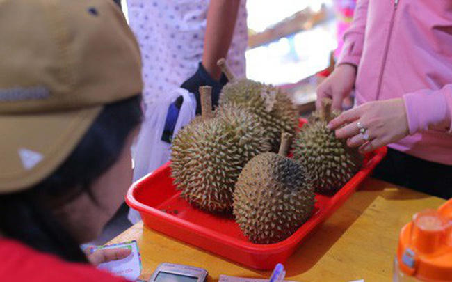 Xếp h&agrave;ng chờ tới lượt mua sầu ri&ecirc;ng ăn trả hạt ở TP HCM