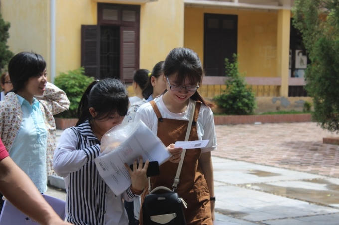 Nụ cười rạng rỡ, tự tin làm được bài khi bước ra khỏi phòng thi. (Ảnh: Thảo Nguyên).