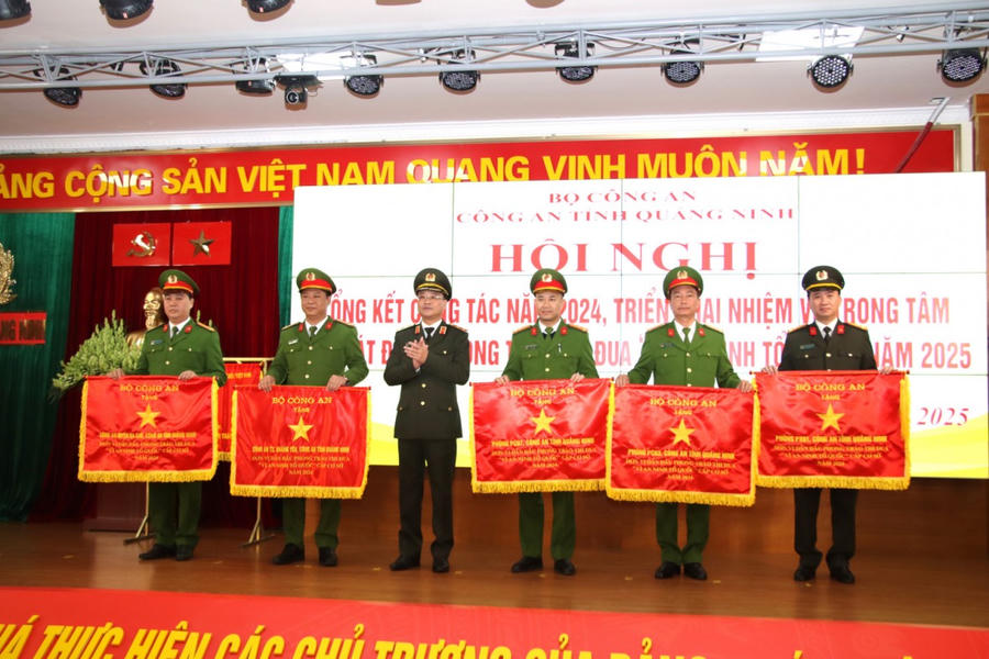 Trung tướng Phạm Thế Tùng, Thứ trưởng Bộ Công an tặng Cờ thi đua của Bộ Công an cho các tập thể có thành tích xuất sắc.