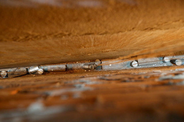 Tầng 2 của căn nhà được lót bằng gỗ đây cũng là 1 căn hầm nổi do ông Trần Văn Lai thiết kế một cách "bí mật" ẩn trong vách tường, có độ sâu 2m.