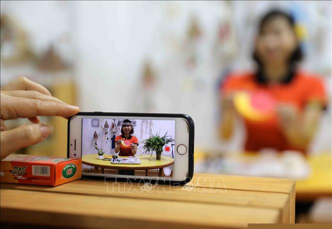 Giáo viên trường Mầm non Tràng An, quận Thanh Xuân (Hà Nội) thực hiện ghi hình bài giảng về tạo hình cho trẻ. Ảnh: Thanh Tùng/TTXVN