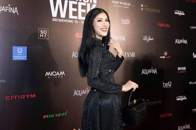 Áo dài Minh Châu là đại diện Việt Nam mở đầu trong đêm diễn thứ 2 tại Aquafina Tuần lễ Thời Trang Quốc tế Việt Nam.
