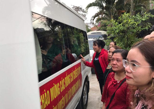 Những người thân chia tay con em mình lên đường nhập ngũ tại quận Cầu Giấy vào sáng nay 20/2/2019.