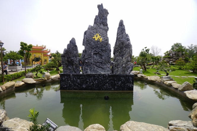 Nổi bật trước ngôi nhà thờ tổ là 3 tảng đá "phụ tử". Trên tảng đá có khắc chữ "Tâm". Mặt sau tảng đá khắc chữ Đạo. Ba tảng đá "phụ tử" được đặt ở trọng tâm khuôn viên rộng lớn của nhà thờ tổ.