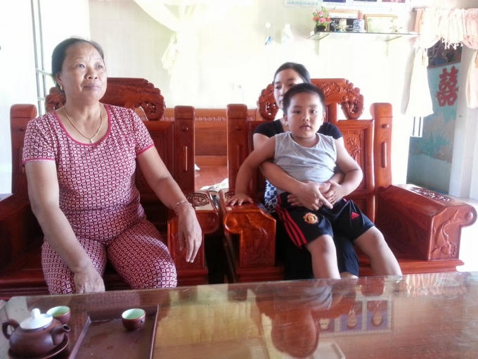 Bà Nguyệt và cô con dâu ngồi chia sẻ với phóng viên về công việc mà gia đình đã làm 6 năm nay.