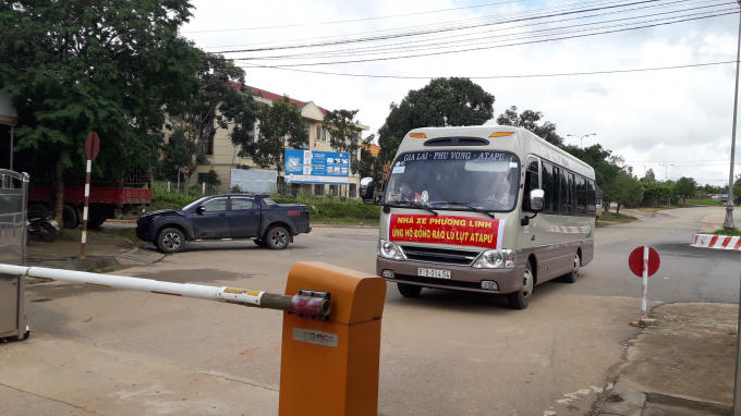 Các xe cứu trợ từ Việt Nam sang tỉnh Attapeu để hỗ trợ người dân gặp nạn.