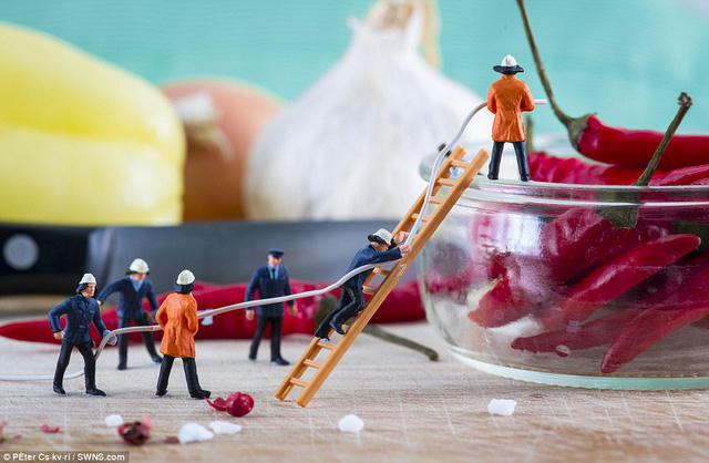 Những người lính cứu hỏa “giải cứu” một bát ớt cay nồng.