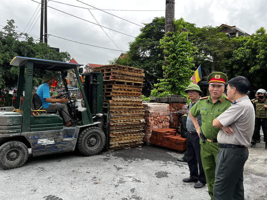 Hỗ trợ người sở hữu tài sản thế chấp vận chuyển đồ đạc.