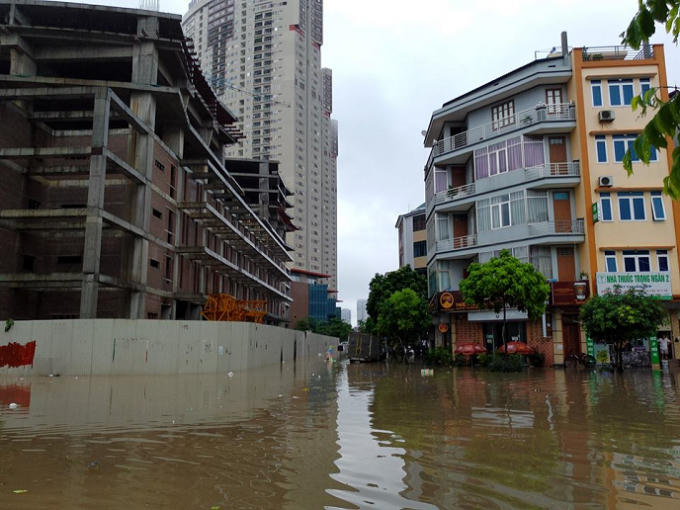 H&agrave; Nội: Mưa lớn nhiều tuyến phố ch&igrave;m trong biển nước