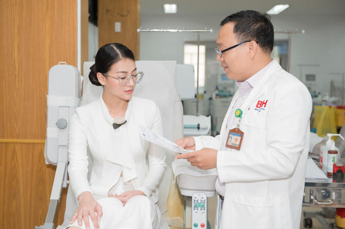 Hoa hậu Phương Khánh đi hiến máu nhân dịp sinh nhật đầy ý nghĩa