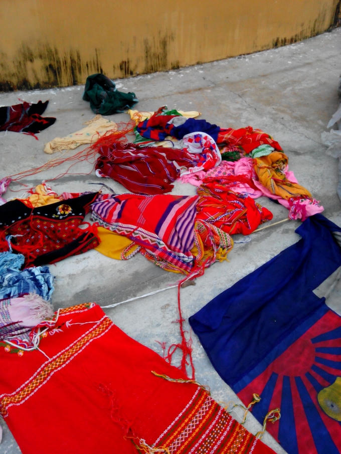 Sợi dây cầu buộc nhiều khăn, váy áo.