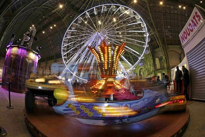 Bầu không khí lễ hội ở Paris càng rực rỡ hơn bởi những chùm đèn màu và dải ruy băng sặc sỡ trên đường phố. (Ảnh:Reuters)