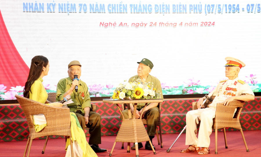 Các Cựu chiến binh ôn lại những kỷ niệm không thể nào quên trong quá trình tham gia chiến dịch năm xưa.