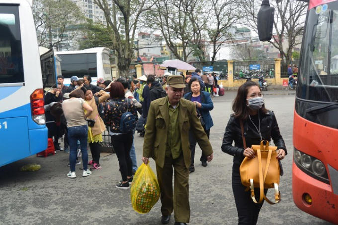 Hành khách xuống xe chờ nhà xe trả hành lý.