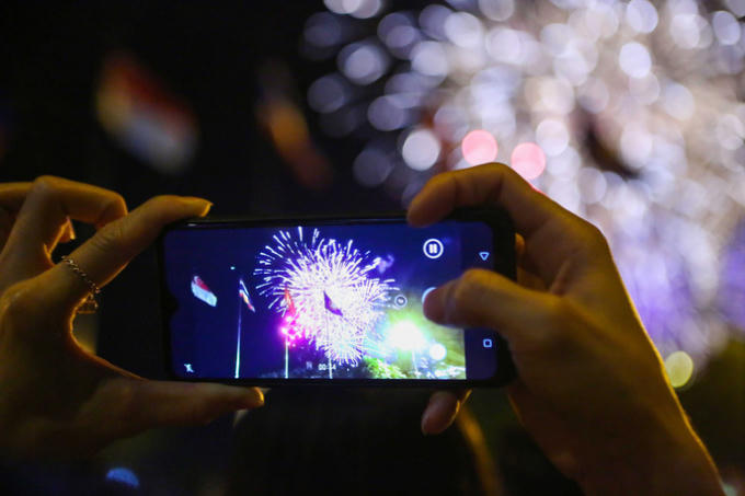 Hàng loạt điện thoại được họ giơ lên cao, quay lại thời khắc chuyển giao năm mới.