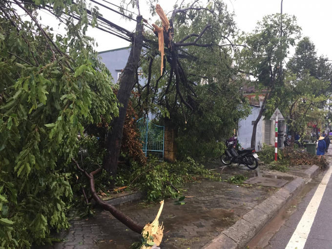 H&agrave;ng trăm nh&agrave; d&acirc;n bị lốc xo&aacute;y &ldquo;t&agrave;n ph&aacute;&rdquo; trong đ&ecirc;m