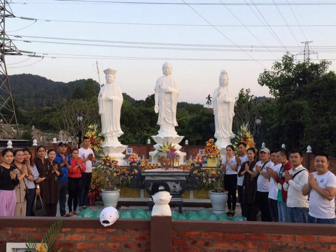 Các nhà hảo tâm đã làm nên nghĩa trang.