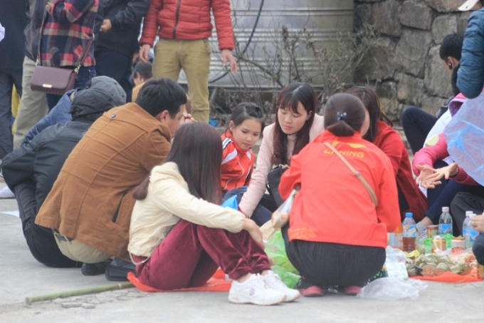 Nhiều hội gia đình dùng đồ ăn mang sử dụng ngay trên chặng đường du xuân của mình.