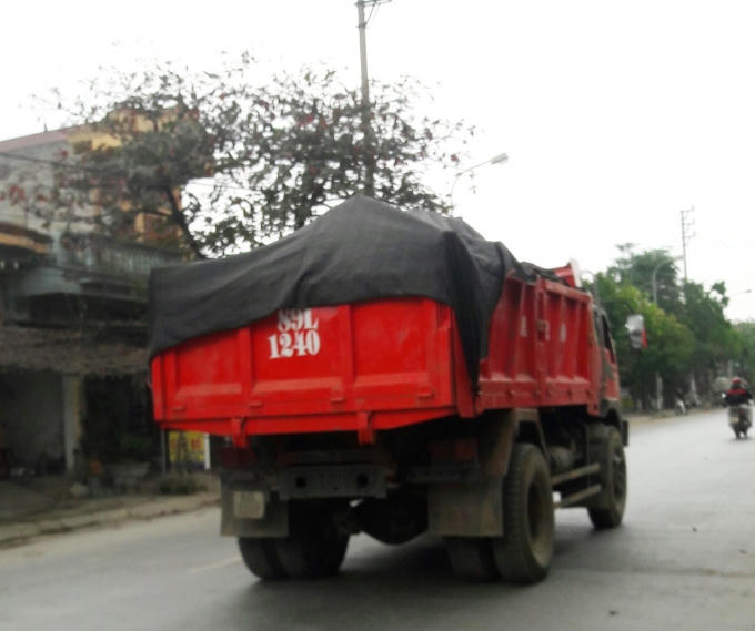 Xe tải chở đất đi bán.
