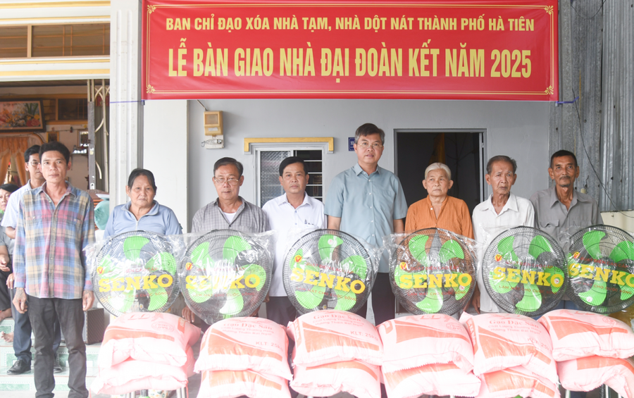 Tặng đồ dùng gia đình cho các hộ dân