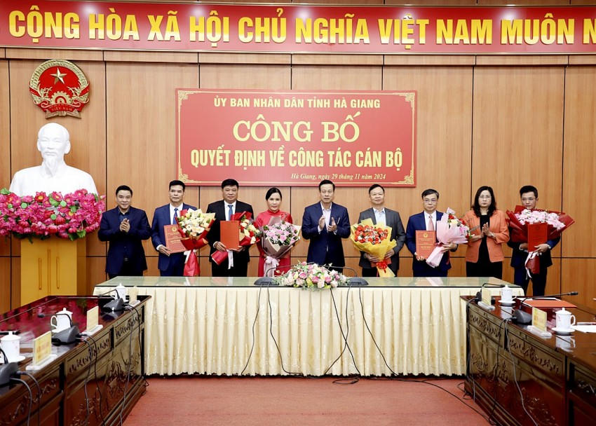Chủ tịch UBND tỉnh Nguyễn Văn Sơn và Phó Chủ tịch UBND tỉnh trao Quyết định và tặng hoa các ông bà được điều động, bổ nhiệm lần này. (Ảnh: Báo Hà Giang).
