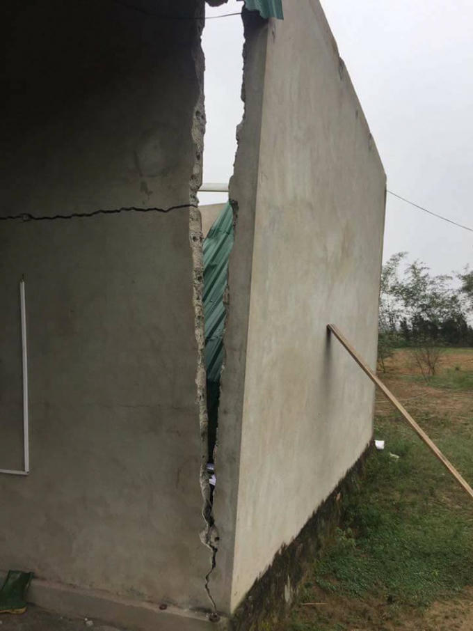 Phần tường của căn nhà cấp 4 bị nứt xé sau vụ nổ.