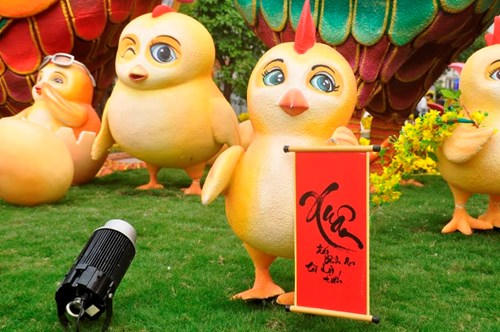 Được thiết kế thành nhiều hình dáng vui tươi, hoạt động sôi nổi, gia đình gà mang đến thông điệp thuận lợi và thịnh vượng, tượng trưng cho sự viên mãn tròn đầy – lời chúc cho năm mới Đinh Dậu vạn sự như ý.