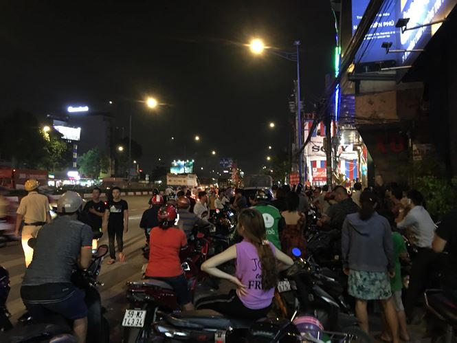 Rất đông người dân đứng bên đường theo dõi lực lượng chức năng làm việc.