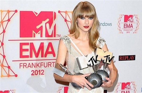Chủ nhân “The story of love” xuất hiện tại MTV Europe Music Awards năm 2012